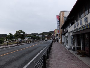 海岸線に並ぶお土産屋など